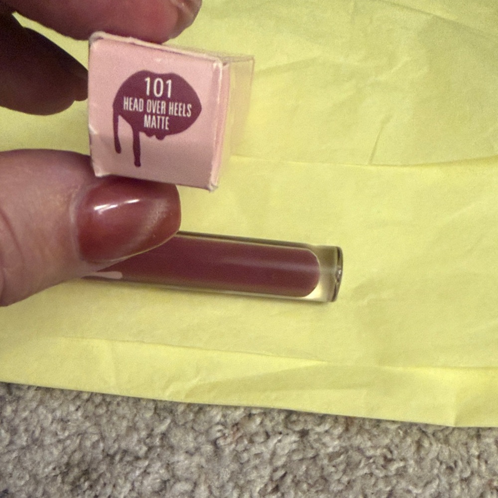 KYLIE Lip Liquid Matte Lipstick - Head over Heels #101 - Picture 2 of 5